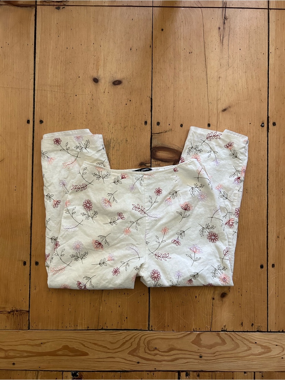 Vintage Y2K embroidered capris